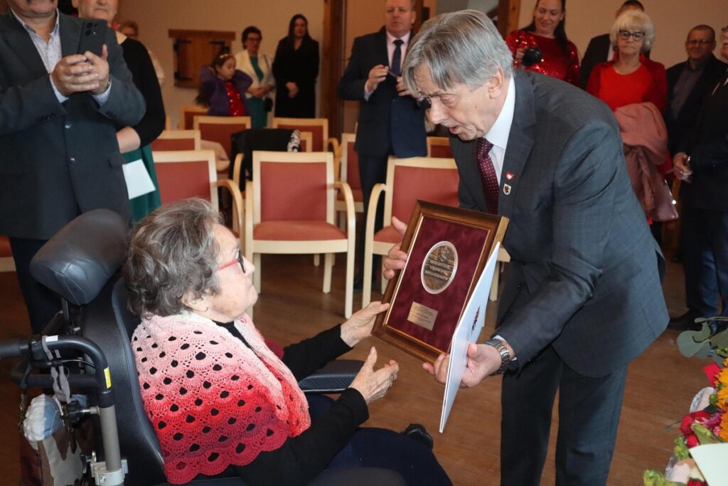 Wręczenie medalu Unitas Durat Eugenii Łucji Adamczyk, fot. Urząd Gminy Lubichowo