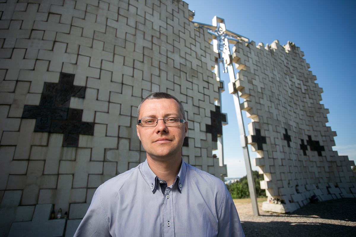 Dr Tomasz Ceran, w tle pomnik w Dolinie Śmierci w bydgoskim Fordonie, fot. Filip Kowalkowski dla UMWKP