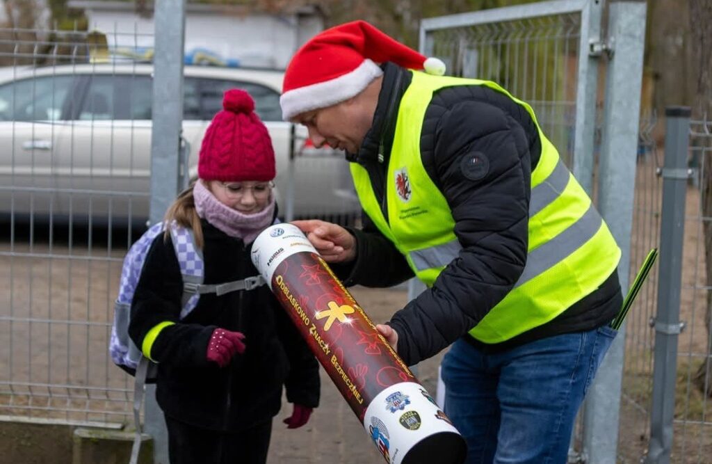 przekazanie elementu odblaskowego foto wyk. pracownik UM w Grudziądzu