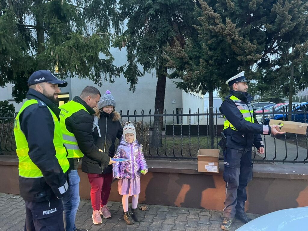 przekazanie nagrody za noszenie odblasków foto wyk. wolontariusz IPA Region Brodnica