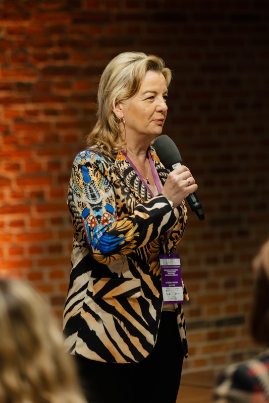 profesor Elżbieta Okońska otwiera konferencję