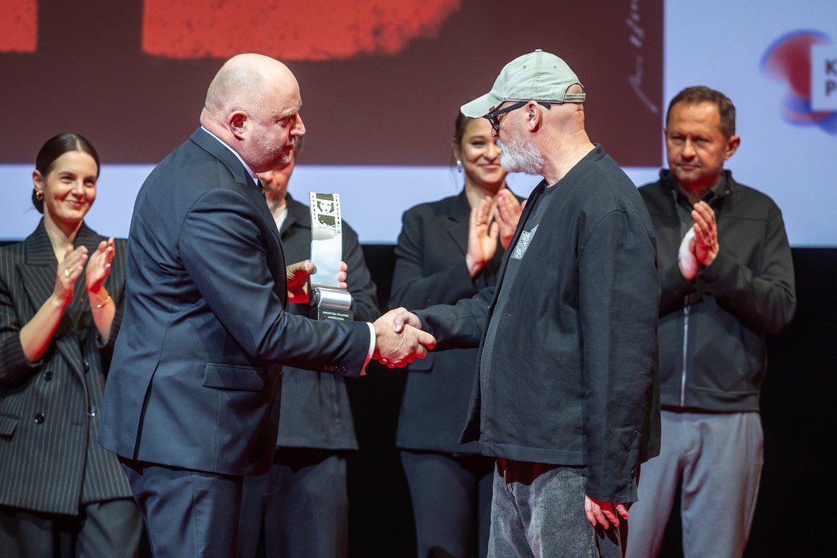 Marszałek Piotr Całbecki wręcza Nagrodę Filmową reżyserowi Wojciechowi Smarzowskiemu, fot. Szymon Zdziebło/tarantoga.pl dla UMWKP