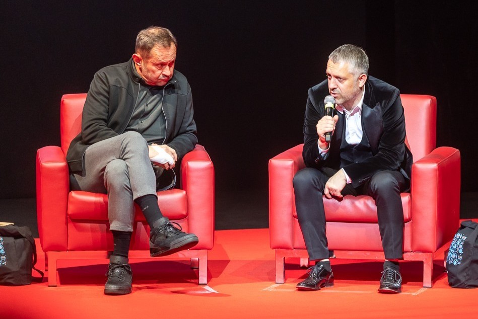 Wojciech Gostomczyk (z mikrofonem) i Andrzej Konopka na premierze "Domu dobrego" w bydgoskiej Operze Nova, fot. Szymon Zdziebło