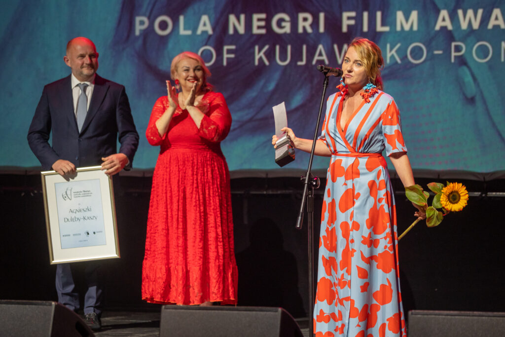 Agnieszka Dulęba-Kasza z Nagrodą Filmową Marszałka Województwa, fot. Mikołaj Kuras dla UMWKP