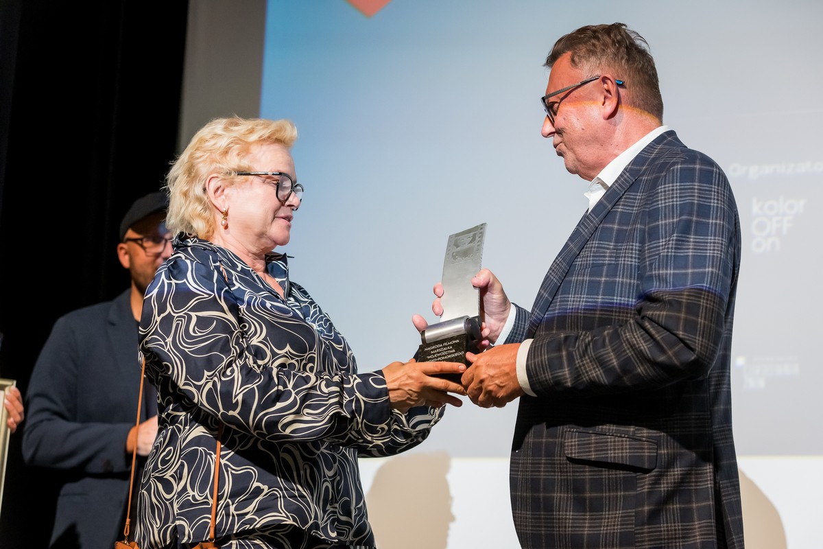 Katarzyna Figura odbiera Nagrodę Filmową Marszałka Województwa Kujawsko-Pomorskiego im. Poli Negri, fot. Tomasz Czachorowski dla UMWKP