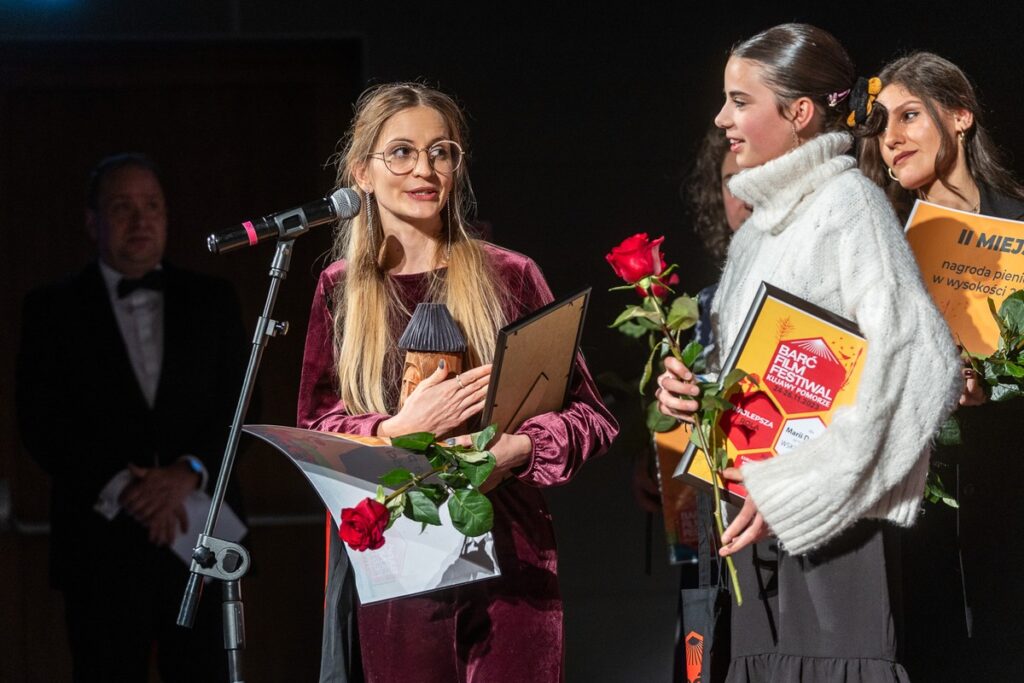 Luiza Budejko (z lewej) otrzymała Nagrodę Filmową Marszałka Województwa w 2023 r., fot. Szymon Zdziebło/tarantoga.pl dla UMWKP