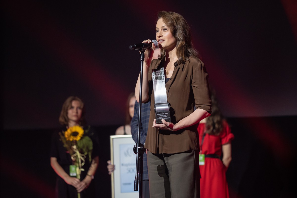 Magdalena Różczka z Nagrodą Filmową Marszałka Województwa Kujawsko-Pomorskiego im. Poli Negri, fot. Mikołaj Kuras dla UMWKP