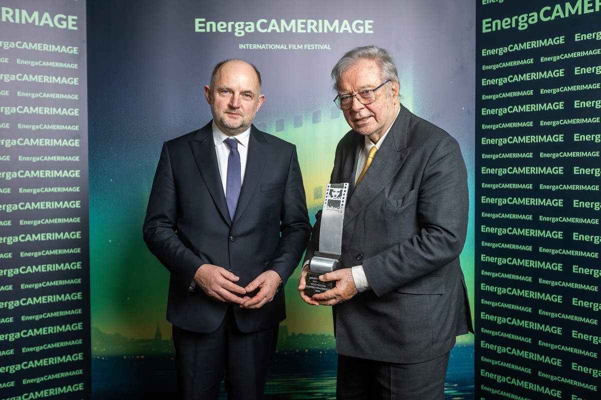 Krzysztof Zanusssi z Nagrodą Filmową Marszałka Województwa, fot. Szymon Zdziebło/tarantoga.pl dla UMWKP