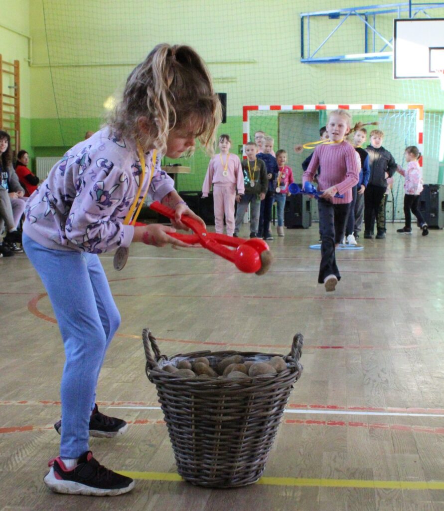 Święto Ziemniaka – Integracja przez Tradycję” - zdjęcie wykonane przez partnera projektu Stowarzyszenie Rozwoju Gminy Papowo Biskupie, przedstawia przebieg imprezy (tematyczne zabawy dla najmłodszych uczestników).