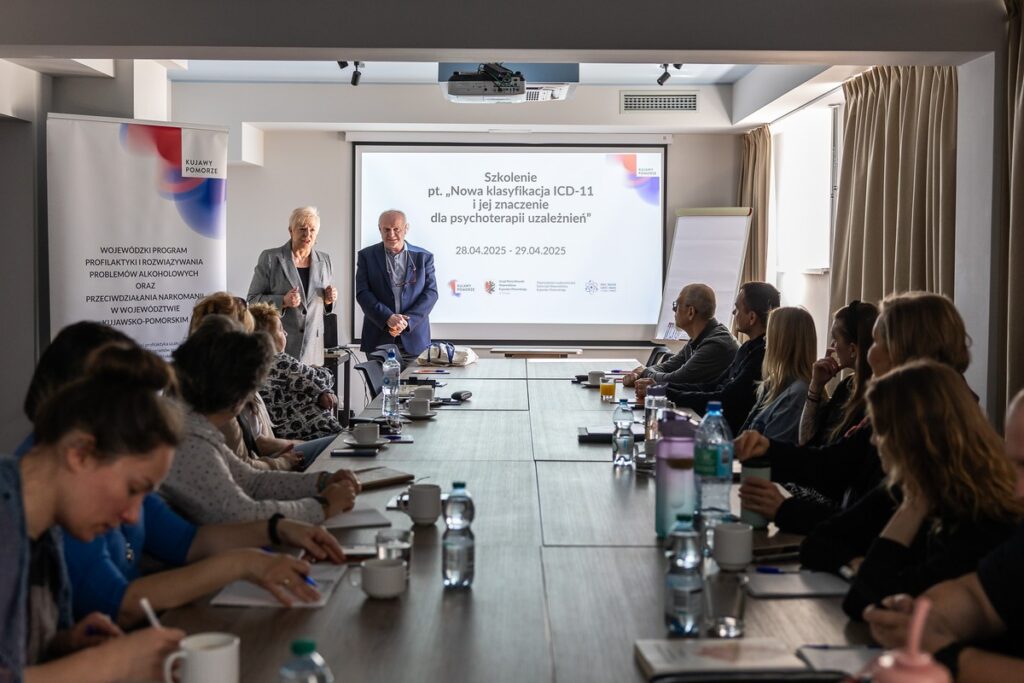 prof. Krzysztof Gąsior - prowadzący szkolenie pn. „Nowa klasyfikacja ICD-11 i jej znaczenie dla psychoterapii uzależnień”, Elżbieta Rachowska - Konsultant Wojewódzki w dziedzinie psychoterapii uzależnień oraz uczestnicy II edycji szkolenia, fot_Szymon_Zdziebło