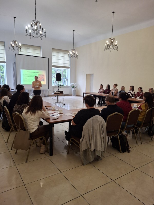 Grudziądz - Uczestnicy szkolenia „Dialog motywujący – skuteczna praca z oporem i budowanie gotowości do zmiany” wraz z prowadzącą szkolenie Katarzyna Błądek-Mikołajczyk w Grudziądzkim Centrum Ekonomii Społecznej POMOST w Grudziądzu, fot. Biuro Wsparcia Rodziny, Przeciwdziałania Przemocy i Uzależnieniom