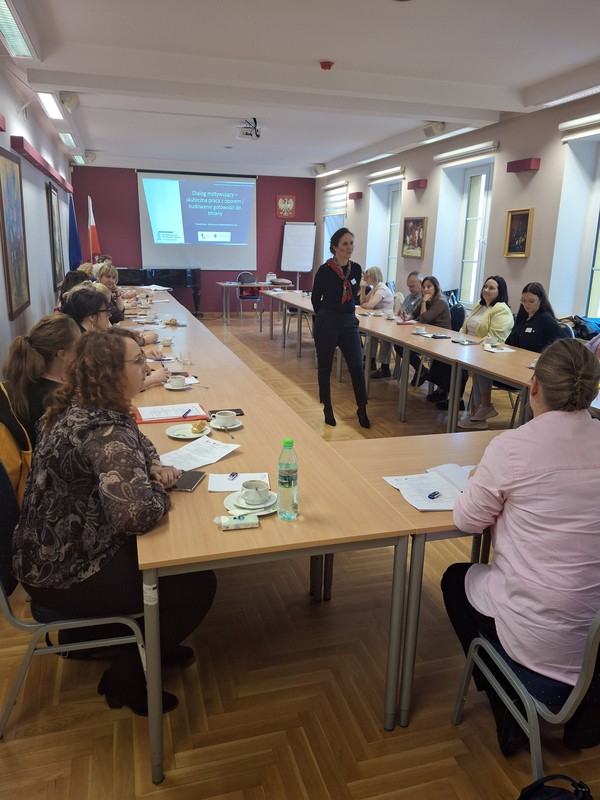 Włocławek - Uczestnicy szkolenia „Dialog motywujący – skuteczna praca z oporem i budowanie gotowości do zmiany” wraz z prowadzącą szkolenie Katarzyną Błądek-Mikołajczyk w Centrum Edukacji i Kultury „Zenit” we Włocławku, fot. Biuro Wsparcia Rodziny, Przeciwdziałania Przemocy i Uzależnieniom