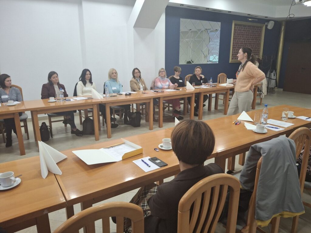 Brodnica - Uczestnicy szkolenia „Dialog motywujący – skuteczna praca z oporem i budowanie gotowości do zmiany” wraz z prowadzącą szkolenie Katarzyną Błądek-Mikołajczyk w Zakładzie Aktywności Zawodowej w Brodnicy, fot. Biuro Wsparcia Rodziny, Przeciwdziałania Przemocy i Uzależnieniom