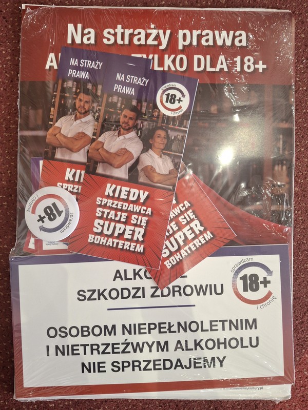 Pakiet materiałów edukacyjnych, którzy otrzymali uczestnicy szkolenia pn. „Sprawdzam i chronię – alkohol tylko dla 18+”, fot. Biuro Wsparcia Rodziny, Przeciwdziałania Przemocy i Uzależnieniom