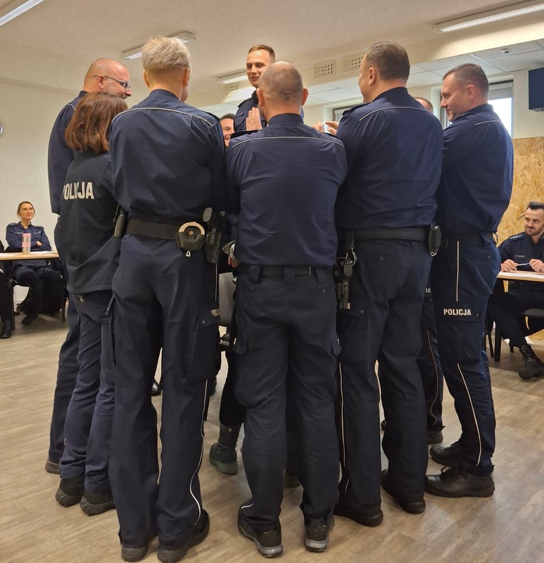 Uczestnicy szkolenia – funkcjonariusze Policji podczas szkolenia „Policjant wobec uzależnienia – interwencja, pomoc i wsparcie dla osób uzależnionych i ich rodzin” w Komendzie Wojewódzkiej Policji w Bydgoszczy, fot. Biuro Wsparcia Rodziny, Przeciwdziałania Przemocy i Uzależnieniom