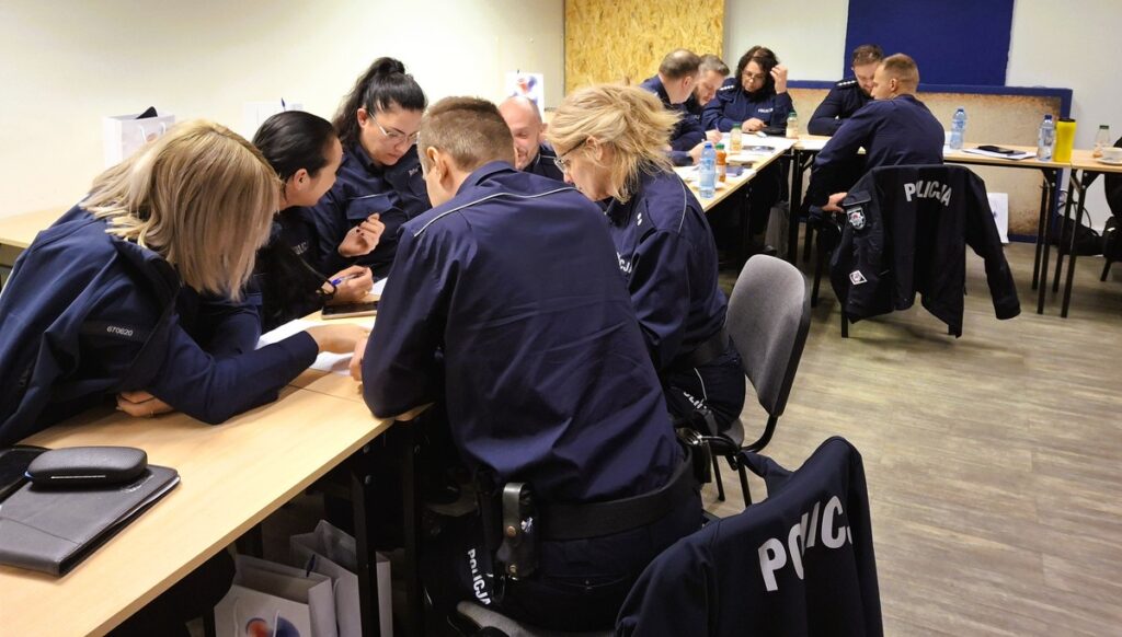 Uczestnicy szkolenia – funkcjonariusze Policji podczas szkolenia „Policjant wobec uzależnienia – interwencja, pomoc i wsparcie dla osób uzależnionych i ich rodzin” w Komendzie Wojewódzkiej Policji w Bydgoszczy, fot. Biuro Wsparcia Rodziny, Przeciwdziałania Przemocy i Uzależnieniom