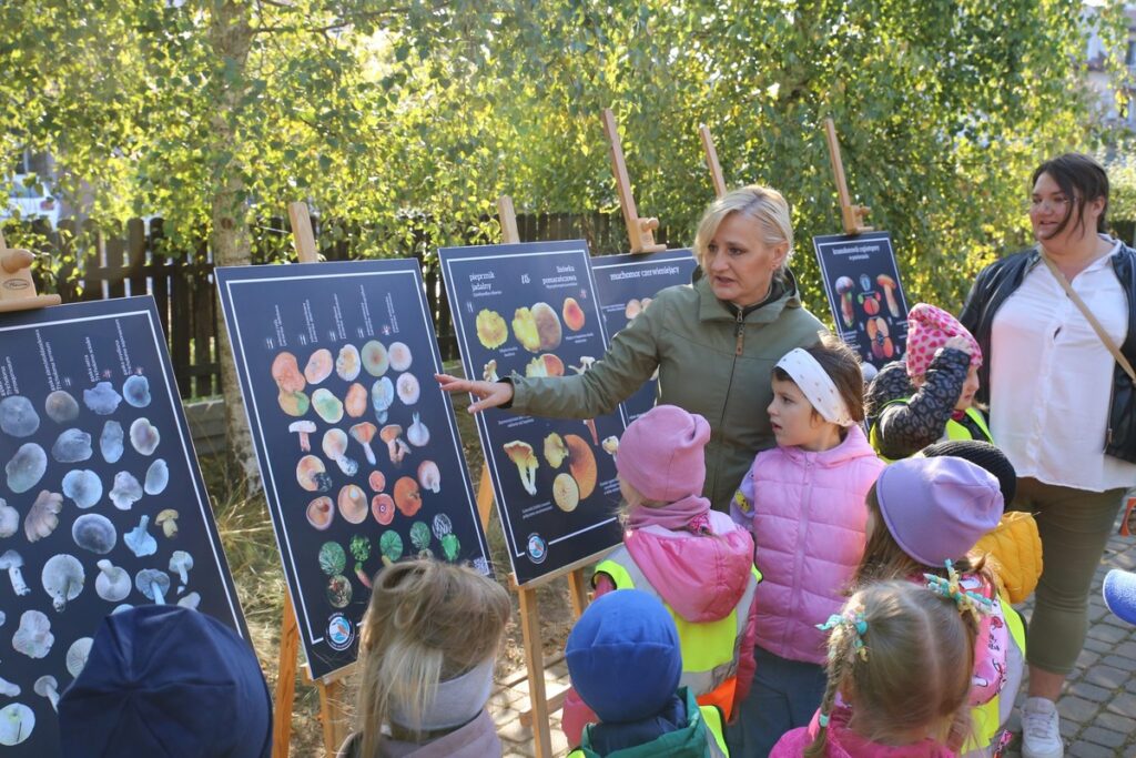 Edukacja przy tablicach edukacyjnych, fot. Rafał Borzyszkowski
