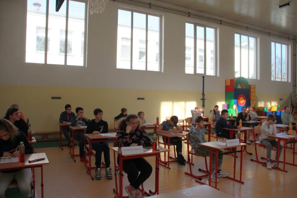 uczestnicy konkursu rozwiązują test wiedzy, fot. M. Kaczmarek