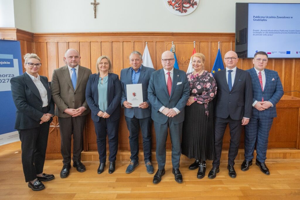 Wręczenie umów o finansowanie projektów środkami FEdKP, fot. Mikołaj Kuras dla UMWKP