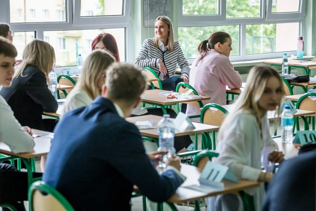 Ubiegłoroczna matura z języka polskiego, IV LO w Bydgoszczy, maturzyści siedzący w ławkach , czekający na początek egzaminu.