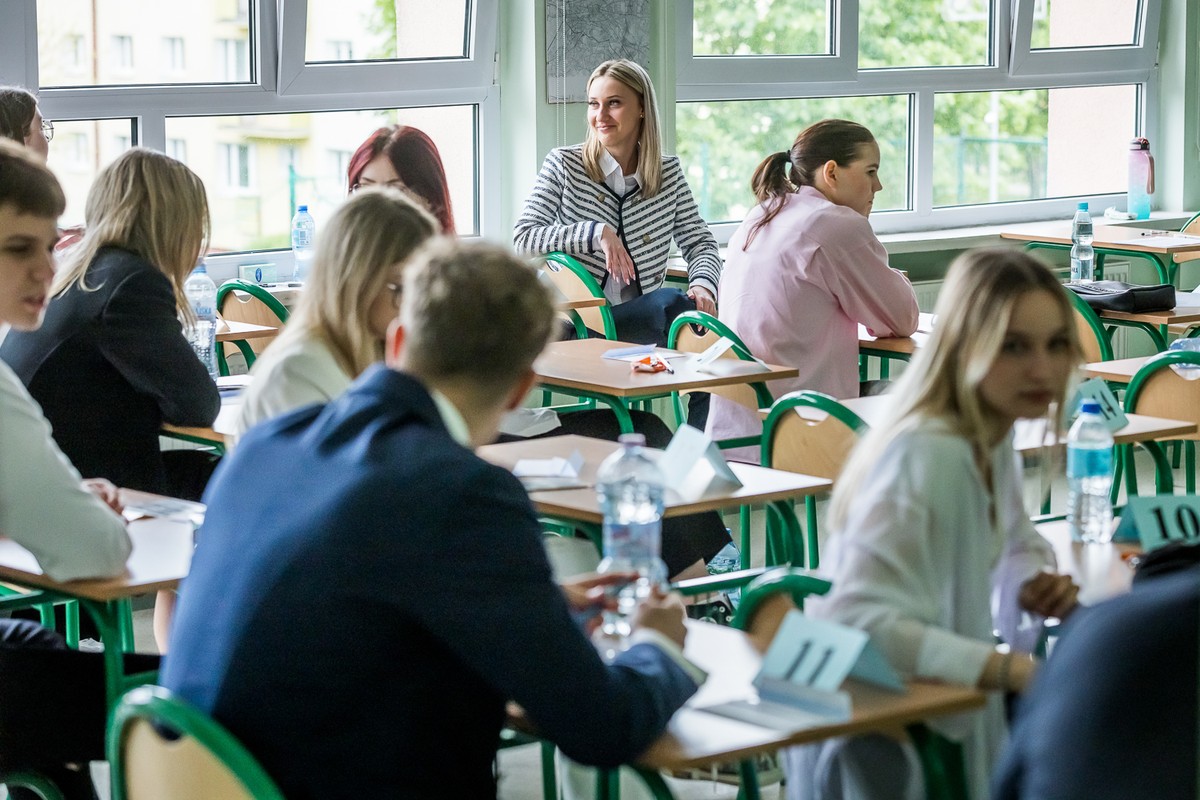 Ubiegłoroczna matura z języka polskiego, IV LO w Bydgoszczy, maturzyści siedzący w ławkach , czekający na początek egzaminu.