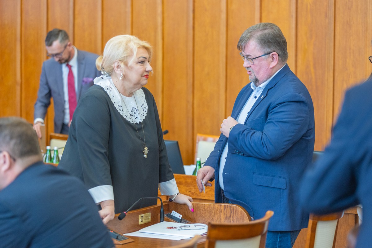 Przewodnicząca Sejmiku Elżbieta Piniewska rozmawiająca z radnym Jackiem Gajewskim podczas XI sesji Sejmiku Województwa Kujawsko - Pomorskiego