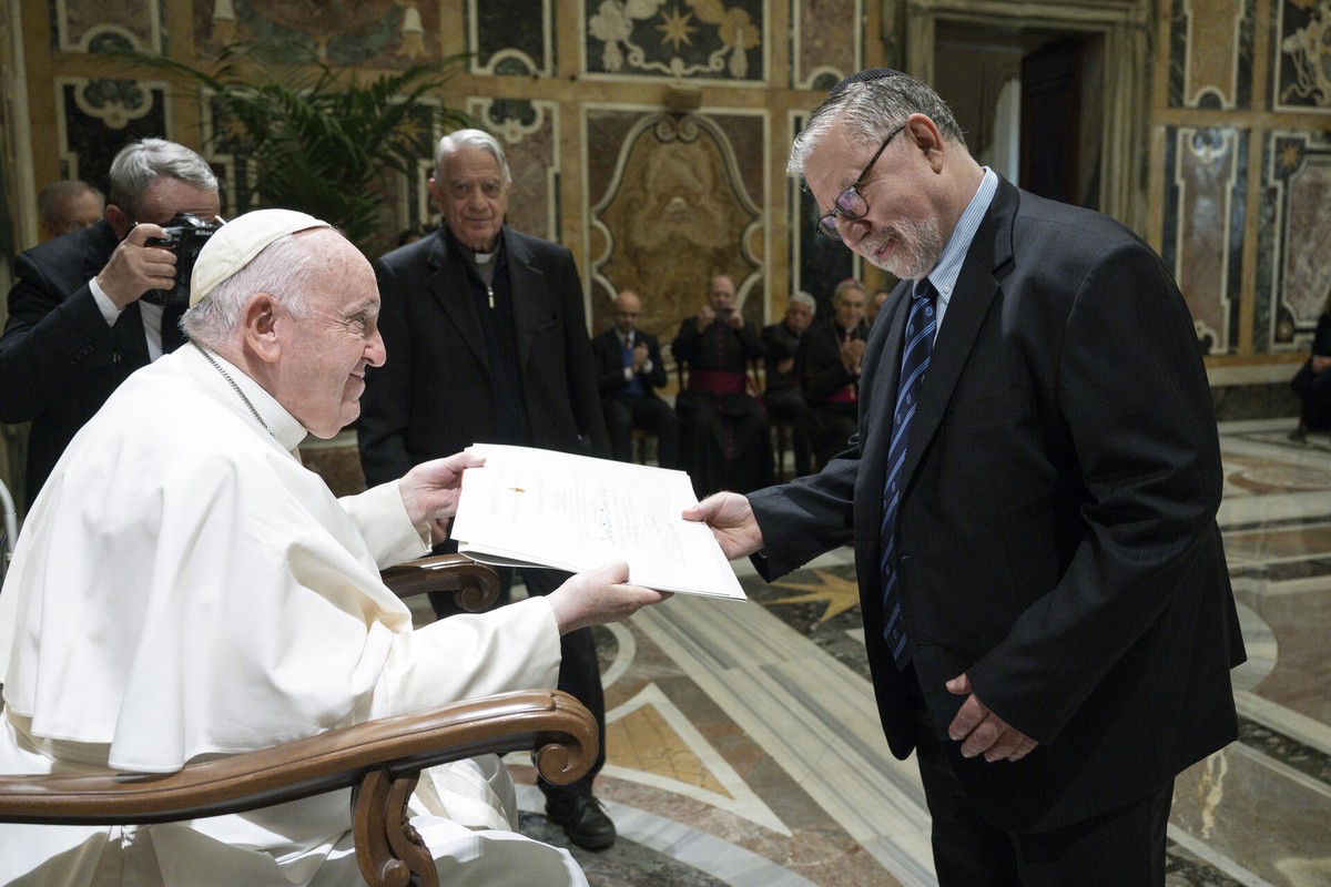 Joseph H.H. Weiler receives the Ratzinger Prize from the hands of Pope Francis, photo from private arch. J.W.W. Weiler