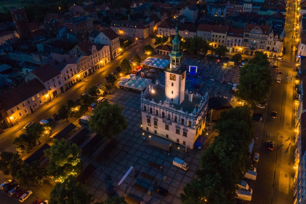 Rynek w Chełmnie wieczorną porą, zdjęcie z drona.