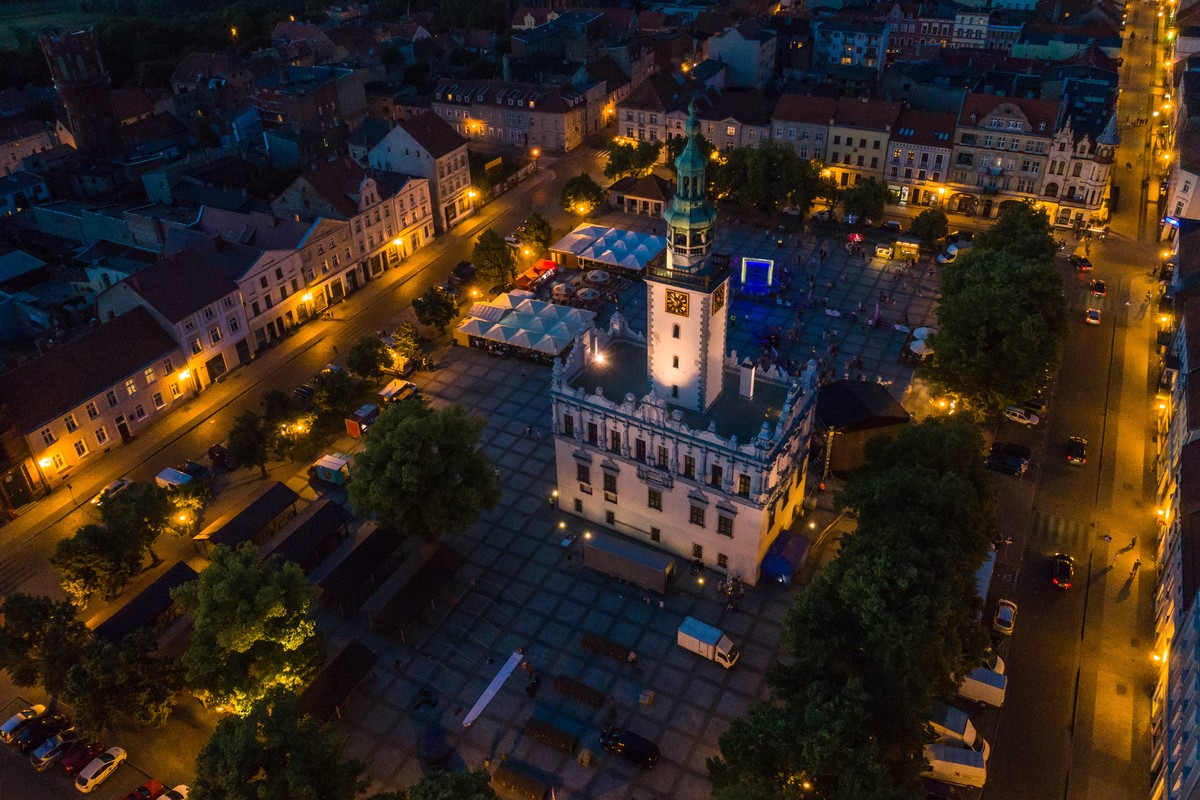 Rynek w Chełmnie wieczorną porą, zdjęcie z drona.