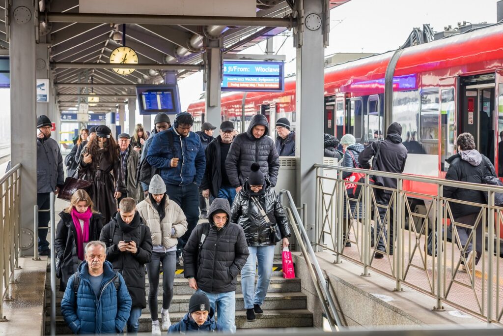 Pasażerowie na dworcu Bydgoszcz Główna, fot. Tomasz Czachorowski/eventphoto.com.pl dla UMWKP