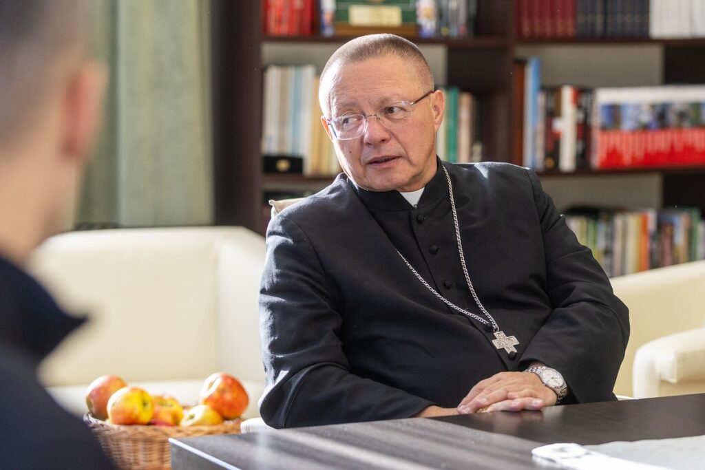 Cardinal Grzegorz Ryś during a visit to the Marshal’s Office in Toruń, photo: Szymon Zdziebło/tarantoga for UMWKP