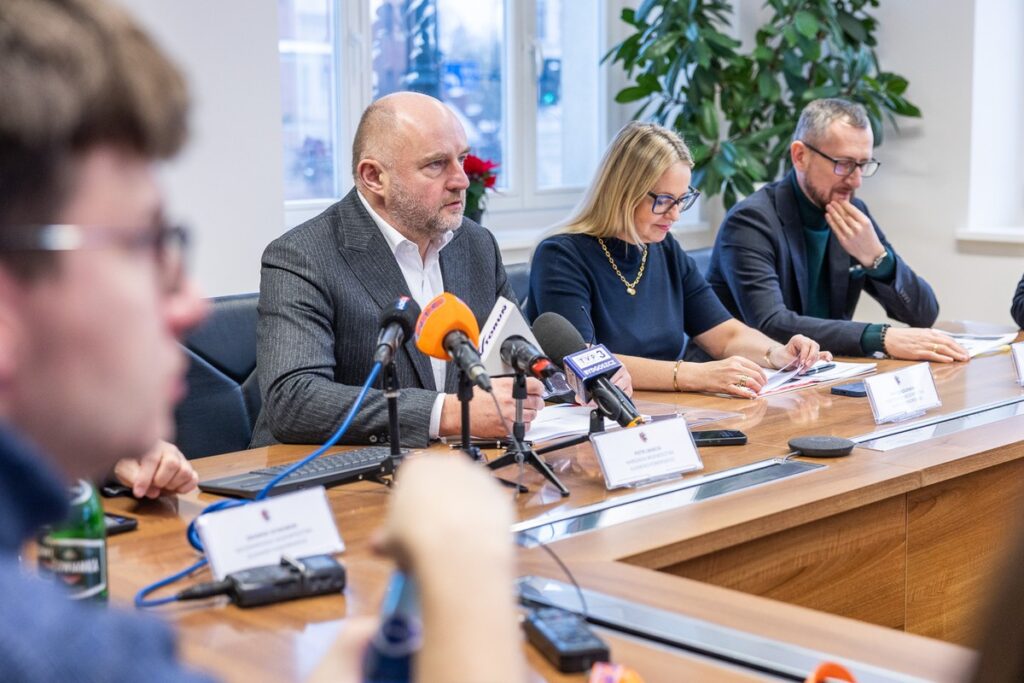 Budget 2025, press conference of Marshal Piotr Całbecki and the Regional Executive Board, photo by Szymon Zdziebło/tarantoga for UMWKP