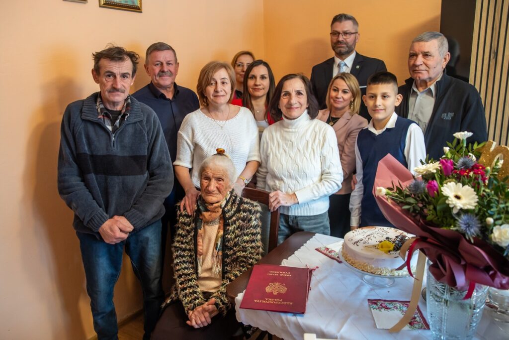 Wręczenie medalu Unitas Durat Anieli Słowińskiej, fot. Andrzej Goiński UMWKP