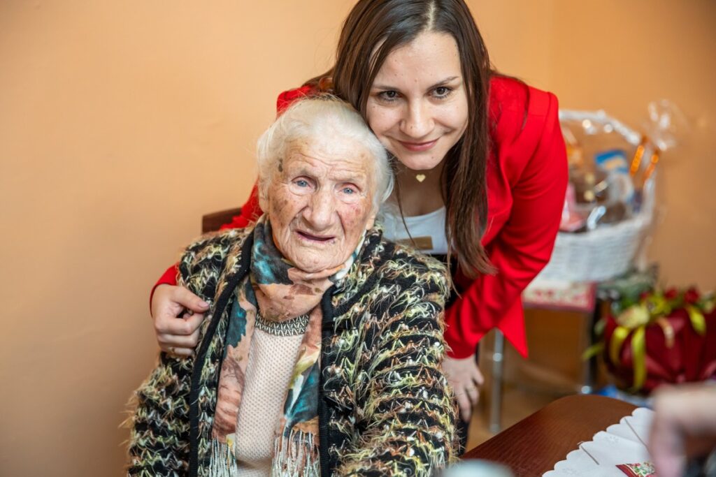 Wręczenie medalu Unitas Durat Anieli Słowińskiej, fot. Andrzej Goiński UMWKP