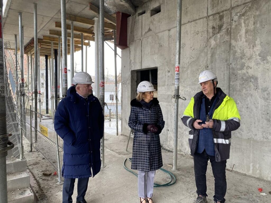 Visit by Marshal Piotr Całbecki, Vice-marshal Zbigniew Ostrowski and parliamentarian Iwona Kozłowska to the construction site at the Opera Nova complex, photo: UMWKP