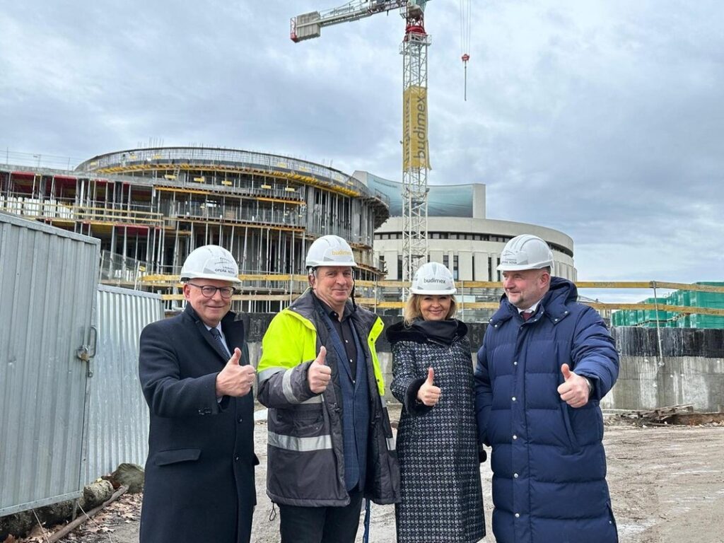 Visit by Marshal Piotr Całbecki, Vice-marshal Zbigniew Ostrowski and parliamentarian Iwona Kozłowska to the construction site at the Opera Nova complex, photo: UMWKP