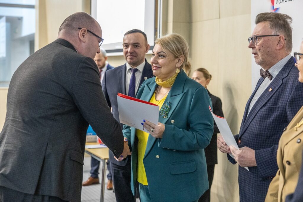 Ceremonia wręczenia umów FEdKP, fot. Szymon Zdziebło/tarantoga dla UMWKP