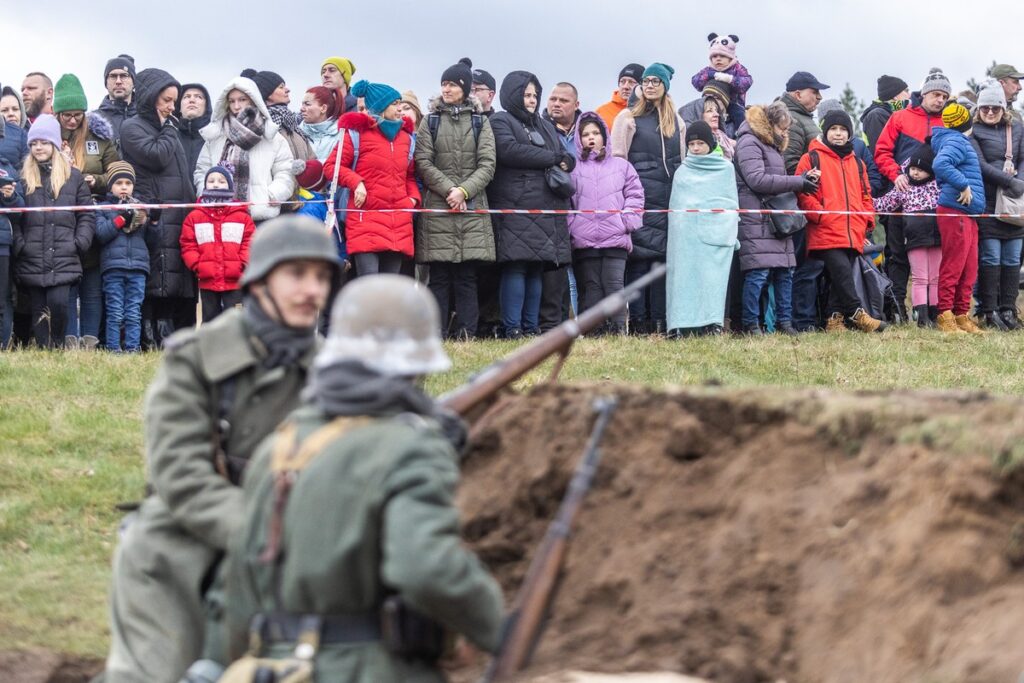 Rekonstrukcja historyczne w Borównie fot. Szymon Zdziebło/tarantoga.pl dla UMWKP