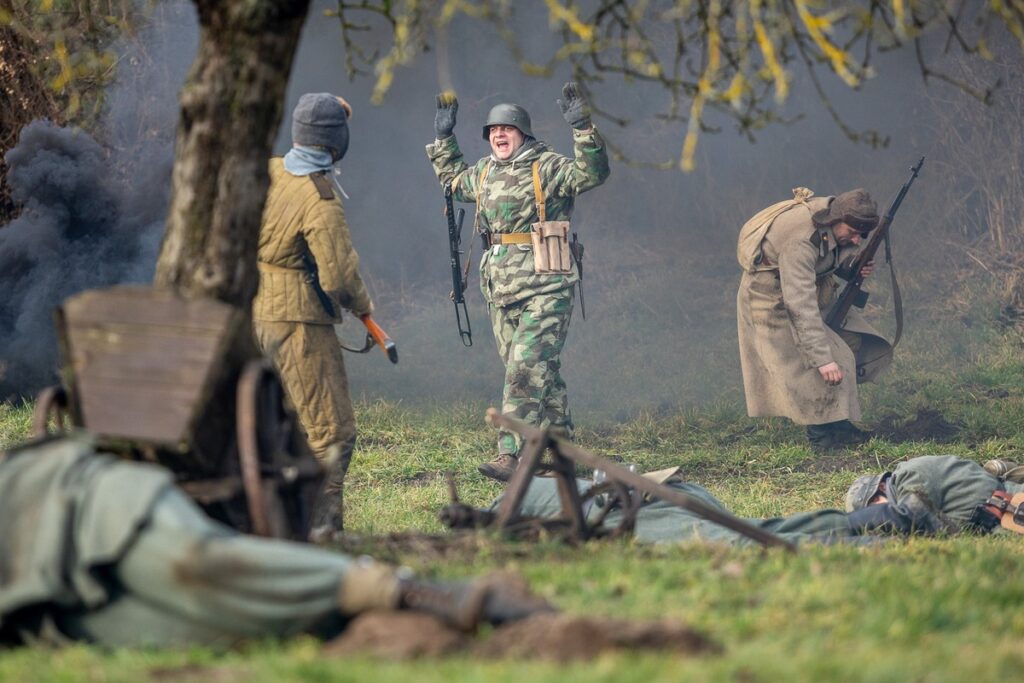 Rekonstrukcja historyczne w Borównie fot. Szymon Zdziebło/tarantoga.pl dla UMWKP