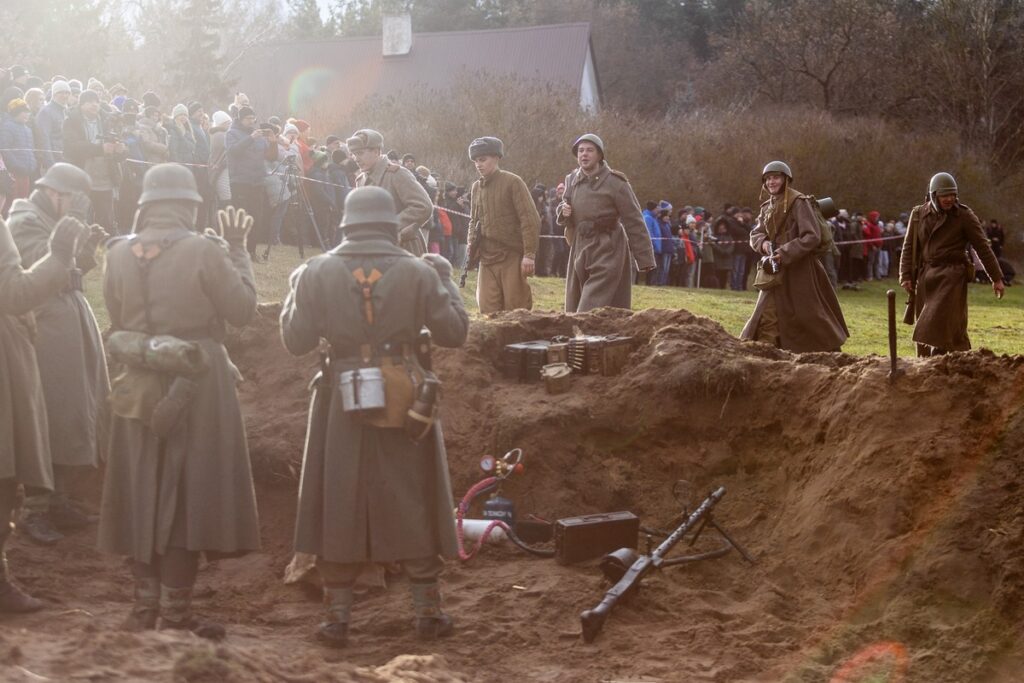 Rekonstrukcja historyczne w Borównie fot. Szymon Zdziebło/tarantoga.pl dla UMWKP