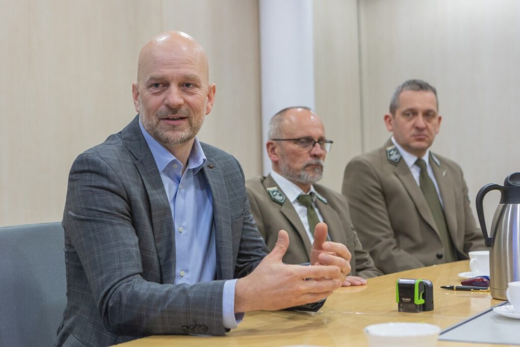 The signing ceremony of the agreement on the inventory of pollinating insects, photo by Mikołaj Kuras for UMWKP