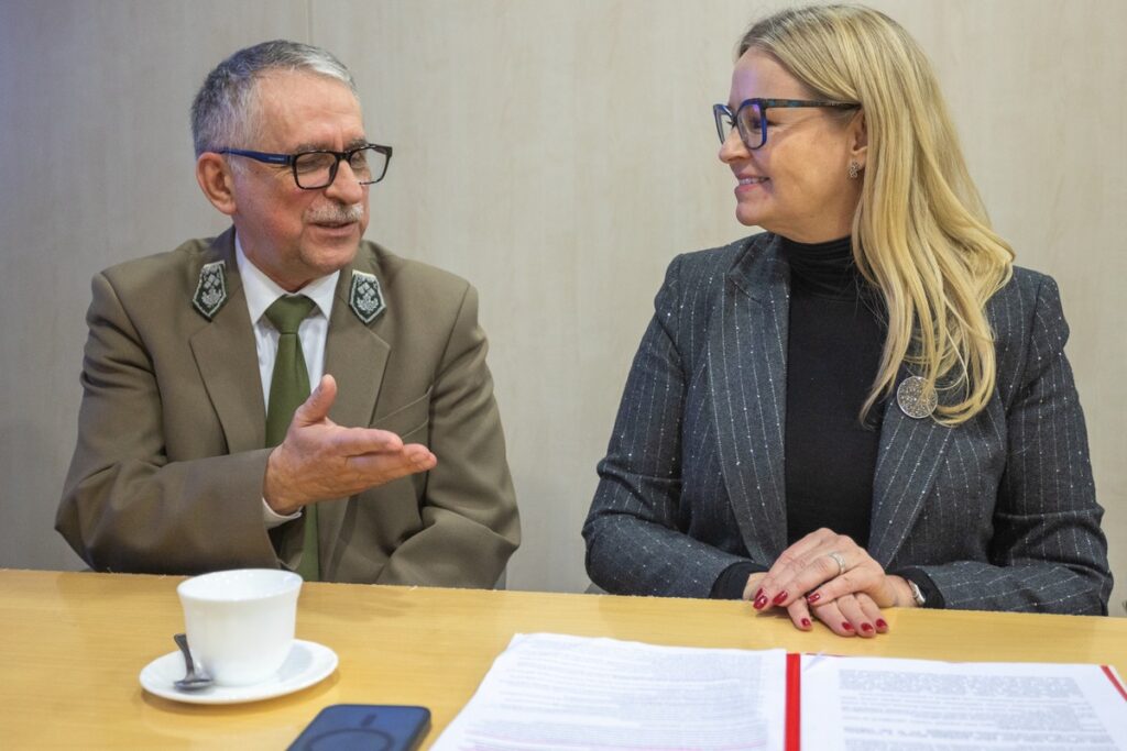 The signing ceremony of the agreement on the inventory of pollinating insects, photo by Mikołaj Kuras for UMWKP