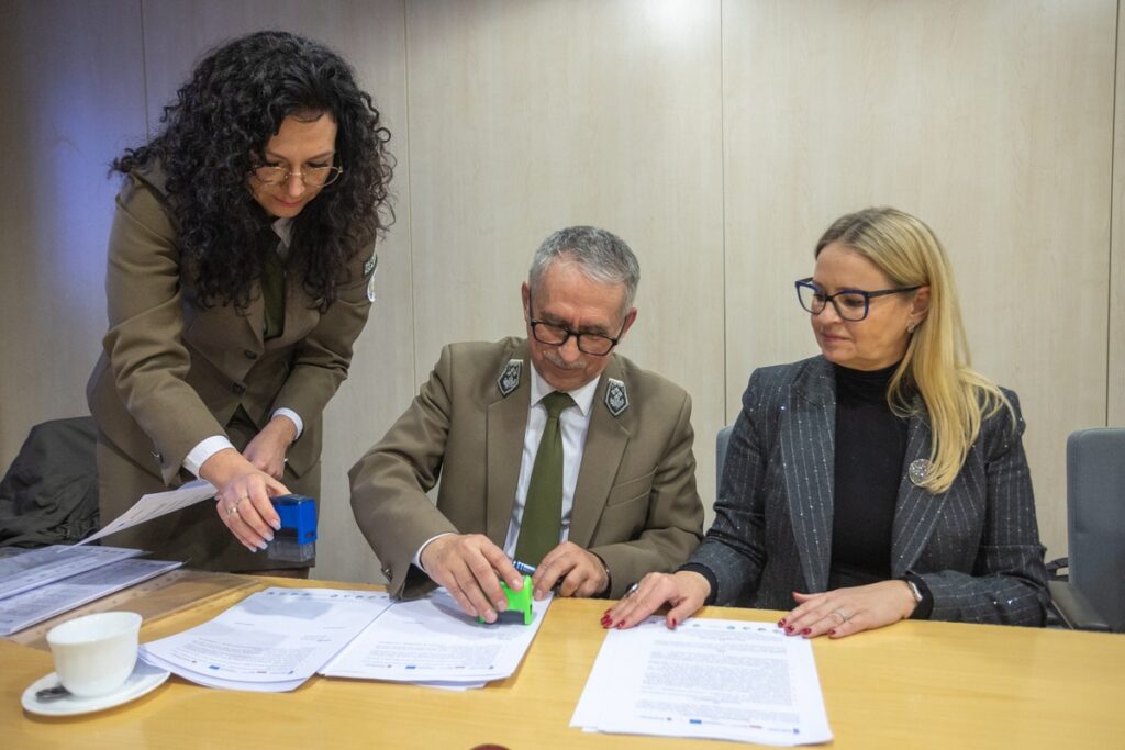 The signing ceremony of the agreement on the inventory of pollinating insects, photo by Mikołaj Kuras for UMWKP