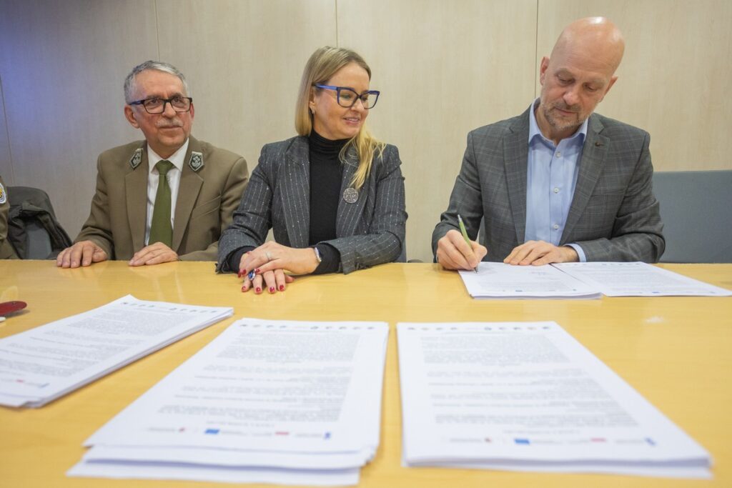 The signing ceremony of the agreement on the inventory of pollinating insects, photo by Mikołaj Kuras for UMWKP