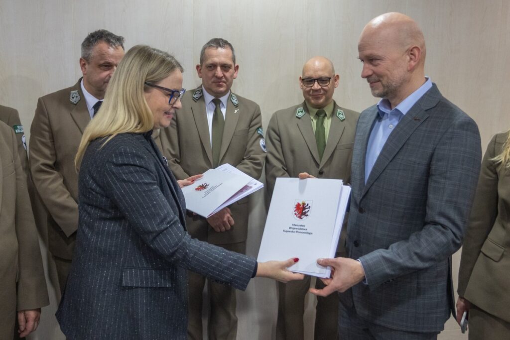 Ceremonia podpisania umowy dotyczącej inwentaryzacji owadów zapylających, fot. Mikołaj Kuras dla UMWKP