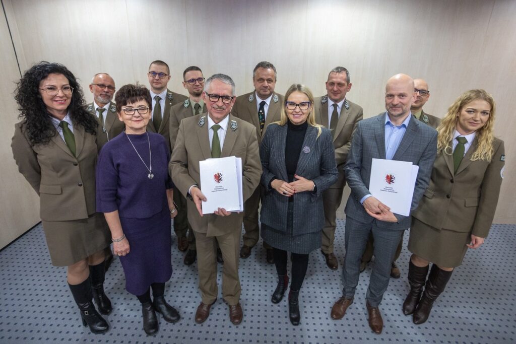 Ceremonia podpisania umowy dotyczącej inwentaryzacji owadów zapylających, fot. Mikołaj Kuras dla UMWKP