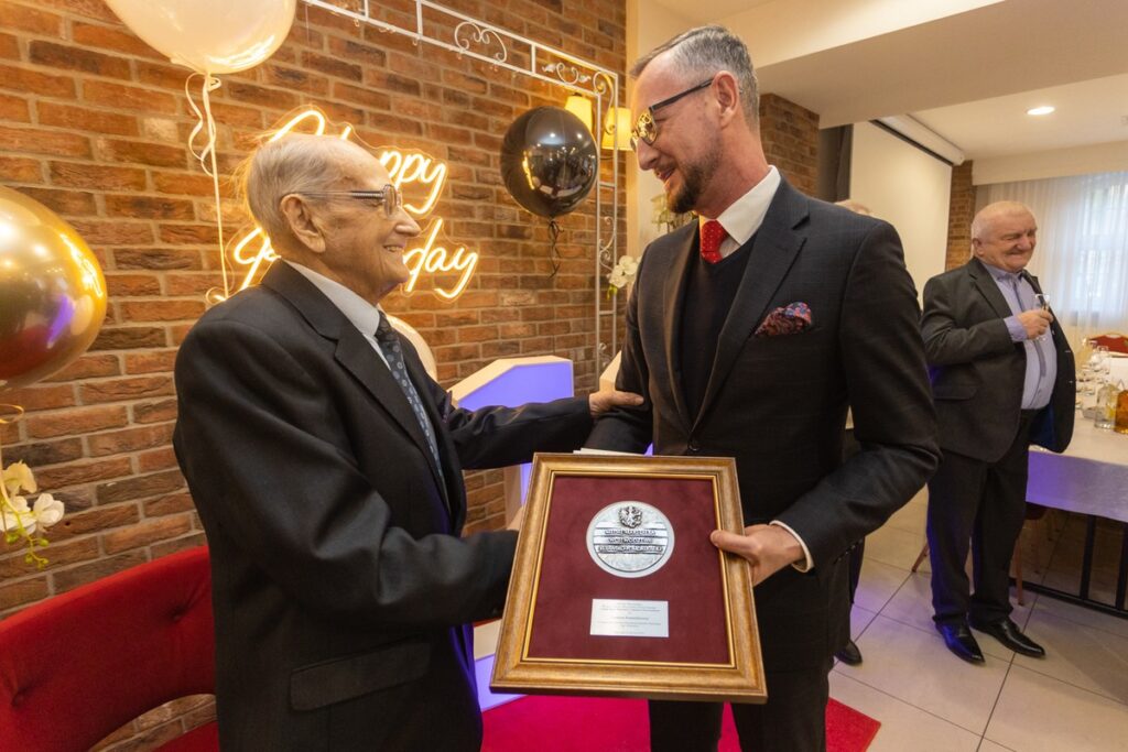 Presentation of the Unitas Durat medal to Czesław Romankiewicz, photo by Mikołaj Kuras for UMWKP