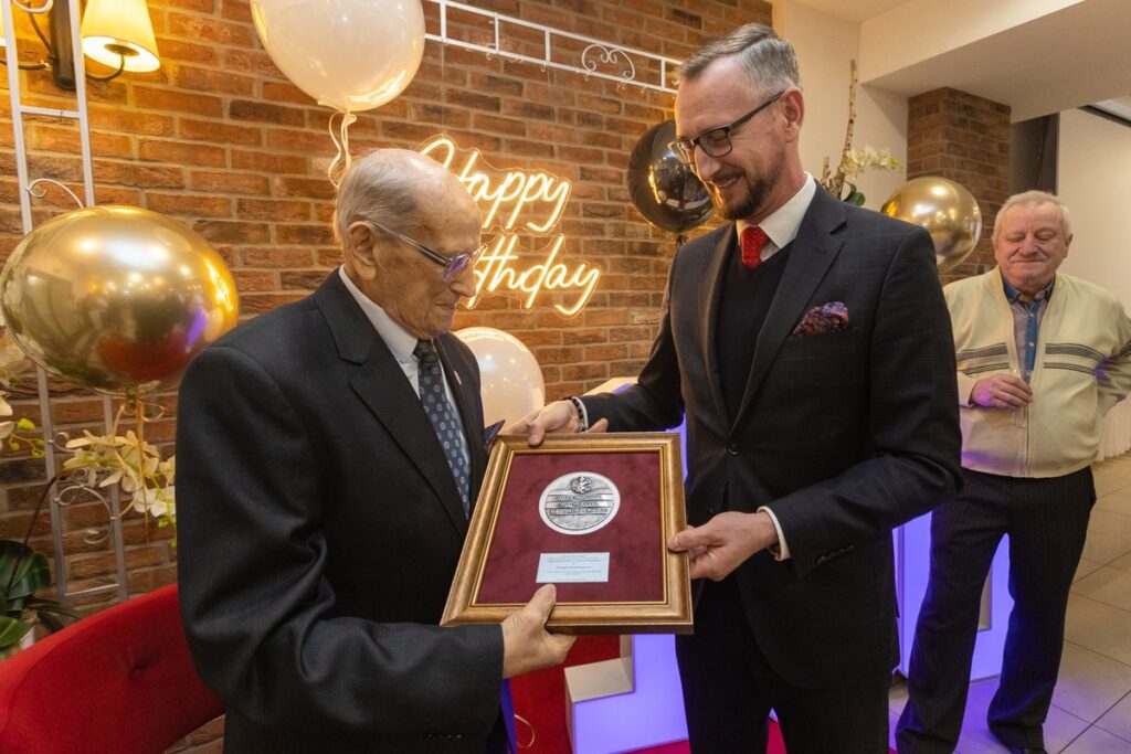 Presentation of the Unitas Durat medal to Czesław Romankiewicz, photo by Mikołaj Kuras for UMWKP