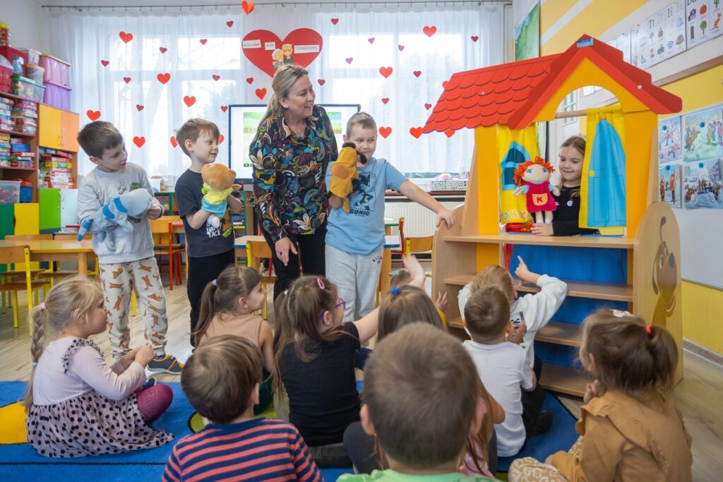 Zajęcia języka angielskiego w Przedszkolu Miejskim nr 3 w Lipnie, fot. Mikołaj Kuras dla UMWKP