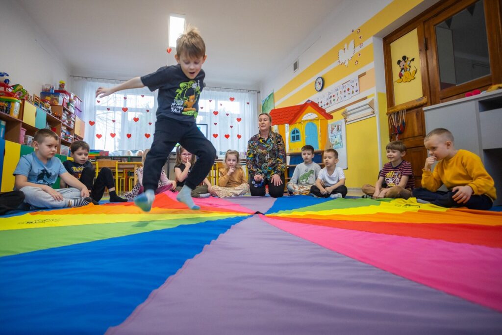 Zajęcia języka angielskiego w Przedszkolu Miejskim nr 3 w Lipnie, fot. Mikołaj Kuras dla UMWKP